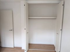 大きめのクローゼットがついた使いやすい洋室です。すっきりと整理整頓できるので気持ちよくすごせます＾＾