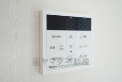 キッチン横からお湯張り、追い炊き、足し湯がボタン一つで楽々操作できる給湯機リモコンです＾＾忙しい夕飯の準備の時間帯に重宝しますね。