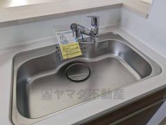 大きなお鍋も楽々洗える幅の広いシンクです＾＾ステンレスシンクなので簡単にお掃除できますよ。洗剤やスポンジもすっきりできる収納付き。