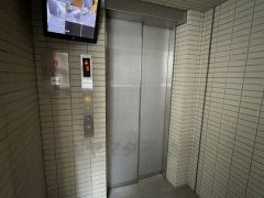 重い荷物を運ぶのにも便利なエレベーター付です。