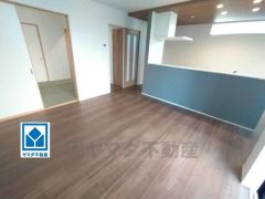 家族が集まる開放的なリビング。窓から光が差し込む明るいダイニングです＾＾。思い思いの時間を過ごしたり食事をしたり、素敵な団らんの場になりますね。