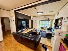 自然光が差し込む明るいリビングで、ゆったりとした時間を過ごせます。