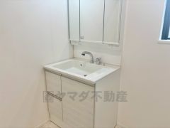 洗面台、洗濯機置き場、バスルームが連なっている、生活導線の考えられた作りになっています。