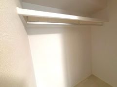 大きめのクローゼットがついた使いやすい洋室です。すっきりと整理整頓できるので気持ちよくすごせます＾＾
