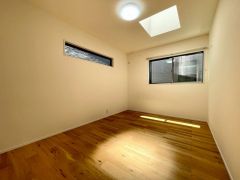 6.8帖の洋室天井には、開放感あふれる大きな天窓付き。天窓から差し込む光が、お部屋を明るく演出します＾＾