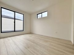7.7帖。主寝室としてお使いいただけそうなこちらのお部屋は、日当たりが良く、爽やかな風を感じて起きる朝は、快適生活の始まりに。
