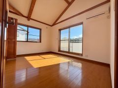 バルコニーに面した7.2帖の寝室です。南西向きの大きな窓から爽やかな朝日がしっかりと取り込まれ、快適生活の始まりに＾＾