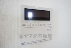 キッチン横からお湯張り、追い炊き、足し湯がボタン一つで楽々操作できる給湯機リモコンです＾＾忙しい夕飯の準備の時間帯に重宝しますね。