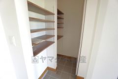 お子様用の遊び道具、ゴルフバッグ、お子様用自転車もきっちり収納できる広さのシューズインクロークです。