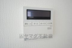 キッチン横からお湯張り、追い炊き、足し湯がボタン一つで楽々操作できる給湯機リモコンです＾＾忙しい夕飯の準備の時間帯に重宝しますね。