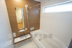 1日の疲れを癒すくつろぎのバスルーム。足を伸ばしてもゆったりと入れるサイズです。お子様と一緒にお風呂に入っても狭くないですね＾＾