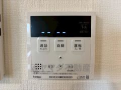 キッチン横から追い炊き、温度調節など楽々操作できる給湯器リモコンです＾＾忙しい夕飯の準備の時間帯に重宝しますね。