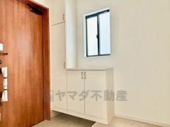 採光も考えられた明るい玄関です。たっぷり収納できるシューズBOX付きです。棚の上にお花や写真を飾っても良いですね。