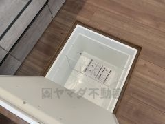キッチンに床下収納があります。長期保存ができるもの、調理器具、防災グッズを入れておくのもいいですね。
