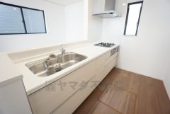 収納も、作業スペースも広々と設けられた使いやすいシステムキッチンです＾＾カウンターキッチンなので、ご家族と会話をしながら楽しくお料理ができます＾＾