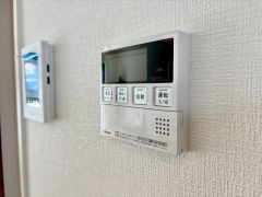 浴室暖房乾燥機には、暖房、乾燥、涼風、換気の4つの機能が付いています。タイマー付きです。雨の日はもちろん、急ぎで洗濯する必要のあるお子様の体操服や、下着類などを乾かすのに便利です。