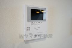 同仕様写真。現況と異なる場合は現況を優先します。防犯性もばっちり、TVモニター付きインターホン完備。