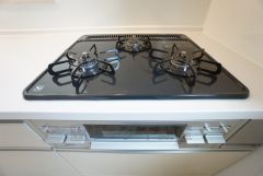 3種類の料理が同時に調理できる、3口ガスコンロ。忙しい朝食やお弁当作りも効率良くお料理できますね＾＾