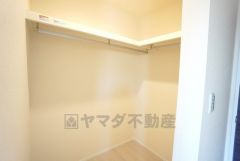 ウォークインクローゼット付き＾＾ハンガーパイプ下にボックスを置いて、枕棚を活用して、たっぷりと収納できそうです＾＾