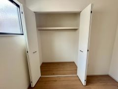 大きめのクローゼットがついた使いやすい洋室です。すっきりと整理整頓できるので気持ちよくすごせます＾＾