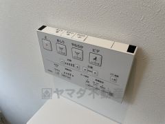 壁リモコンタイプのウォシュレット付き。すっきりした見た目で、トイレ奥の掃除もしやすいです。