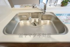 キッチンシンクは洗剤やスポンジを収納出来るラック付き。広さも確保しているので、大きなお鍋も洗いやすいですね。