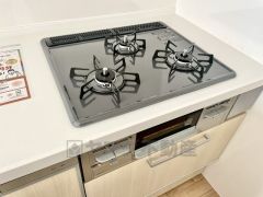 3種類の料理が同時に調理できる、3口ガスコンロ。忙しい夕食の支度時間が短縮できて効率よくお料理が楽しめます。