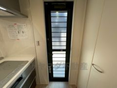 勝手口付きキッチン。においがこもりやすいキッチンの換気にも役立ちます。ごみの仮置きにもなり、便利です＾＾