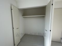 たっぷり収納できるクローゼット付きでお部屋の中をすっきりと快適に保てます。