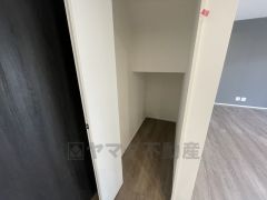 日用品の収納に便利なリビング収納あり。扉付きなので、中の荷物を来客に見られる心配がありません＾＾