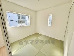 リビング横には4.5帖の和室が設けられています。