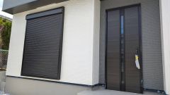外観を損なわないシンプルなデザインのシャッター。防犯や長期の両行などで家を空けるときにや台風対策に効果的です。