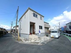 カースペースは2台分確保＾＾ご夫婦で1台ずつ所持されているご家庭も、来客時も安心ですね。