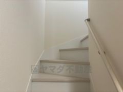 小さなお子様やご高齢の方にも配慮された手摺り付き階段です。