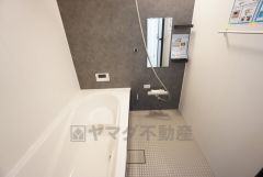 1日の疲れを癒すくつろぎのバスルーム。足を伸ばしてもゆったりと入れるサイズです。お子様と一緒にお風呂に入っても狭くないですね^^