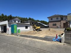 並列3台駐車できます（車種による） ご家族で複数台のお車を所有される方にも嬉しいゆとりのカースペースです。