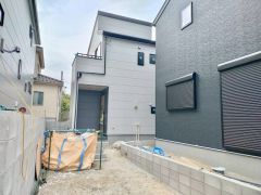 カースペース2台分。壱岐小学校まで徒歩約10分で、お子様の通学も安心環境