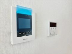 防犯性もばっちり、TVモニター付きインターホン完備。大きなモニターで玄関先を確認できます。録画機能が付いているので不在時の訪問者も確認できて安心です＾＾