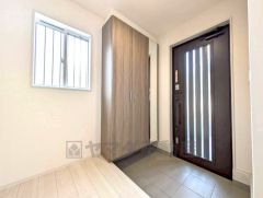 玄関扉から光の差し込む明るい玄関です。