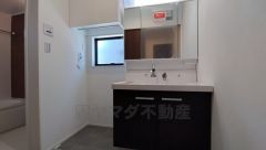 三面鏡つき洗面台。鏡裏にたっぷりとした収納スペースがあります。鏡を閉めてしまえば小物は見えないため、スッキリとした印象の洗面台にできます。