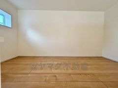 主寝室には空間の広がりを演限られたスペースを有効活用したロフト付き　すっきりと整理整頓でき気持ちよく過ごせますね