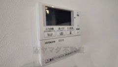 キッチン横からお湯張り、追い炊き、足し湯がボタン一つで楽々操作できる給湯機リモコンです。忙しい夕飯準備の時間帯に重宝しますね。