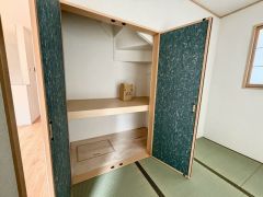 階段下をうまく利用した奥行のある押し入れ。1階に収納スペースがあるのはとても便利ですね。