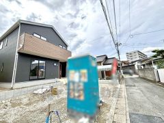 前面道路1号棟：東側約4ｍ公道(みなし道路部分含む)2号棟：東側約4ｍ公道