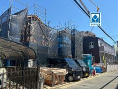前面道路西側4.7ｍに面しています。