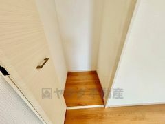 物が散らかりやすいリビングに収納スペースを確保。書類や雑貨をひとまとめにできまるため、お部屋をすっきりさせることが出来ます。