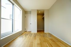 同仕様写真。現況と異なる場合は現況を優先します。2面採光を確保した爽やかな風を感じて起きる朝は、快適生活の始まりに＾＾