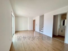 大きな窓は明るい空間を作ってくれます。1日中たくさんの光や風を取り込むことができ快適な生活が過ごせそうです。