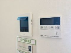 今や必需品となっておりますTVモニター付きインターホンです。録画・再生器のもついており防犯性もばっちりです。キッチン横にありワンタッチで外の方とお話ができますので便利です。