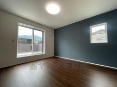 バルコニーに面した洋室です。大きな窓からやわらかな陽が差し込む明るいお部屋です。寝室としてもおすすめです。